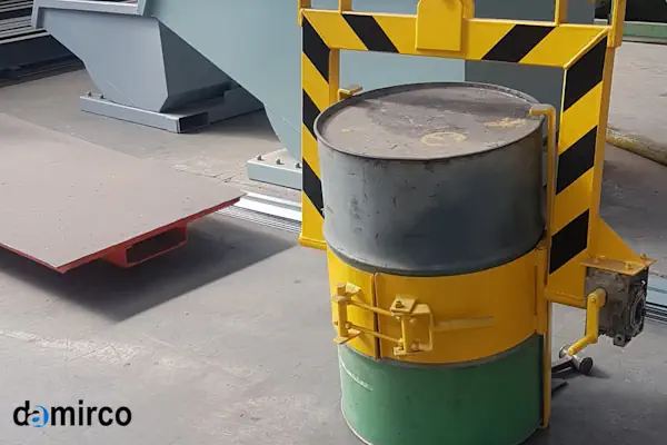 دستگاه بشکه گردان صنعتی آبی رنگ در یک کارخانه در حال چرخش یک بشکه فلزی