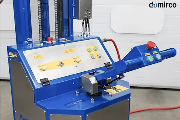 اپراتور در حال کار با دستگاه بشکه گردان صنعتی در یک کارخانه