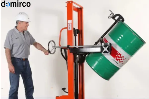 دستگاه بشکه گردان برقی در حال چرخاندن یک بشکه آبی در یک کارخانه صنعتی