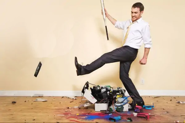 تکنسین در حال انجام عیب‌یابی و تعمیرات رایج لیبل پرینتر صنعتی