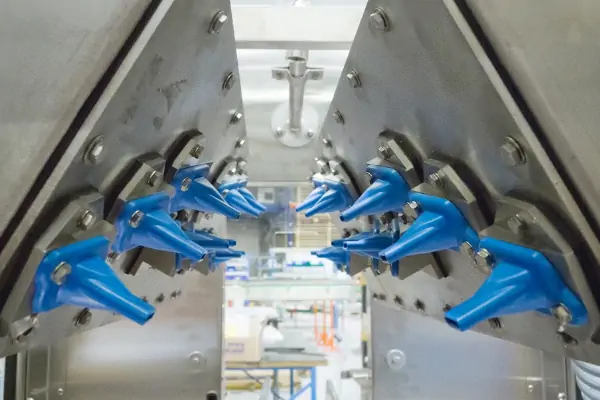 نمای نزدیک از یک دستگاه خشک کن بطری صنعتی در حال کار در خط تولید