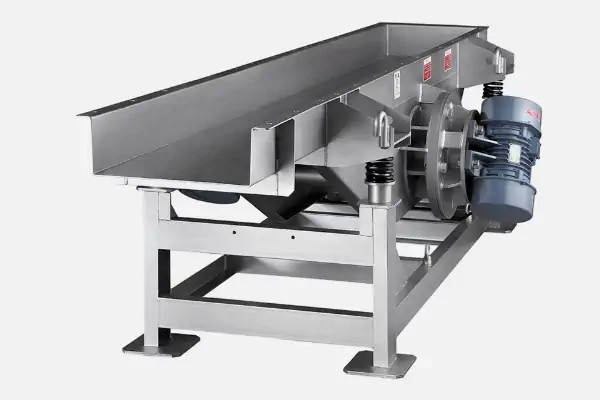 یک تکنسین در حال بررسی داده‌های انتقال دهنده ویبره نصب شده روی یک موتور الکتریکی بزرگ صنعتی