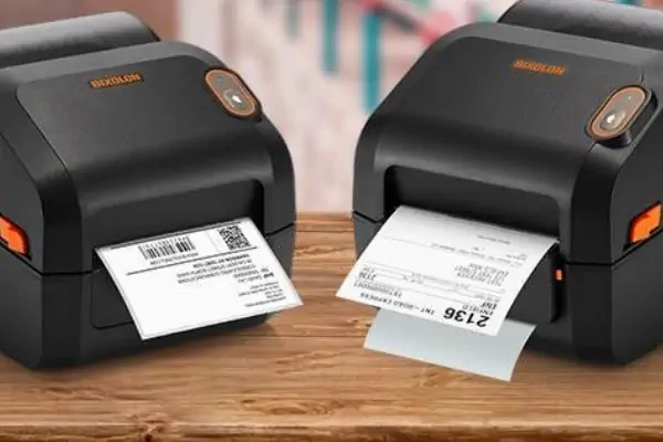 یک لیبل پرینتر رومیزی در حال چاپ برچسب برای یک کسب‌وکار کوچک