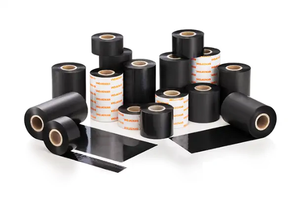 انواع ریبون لیبل پرینتر شامل وکس، رزین و وکس رزین در کنار یک لیبل پرینتر صنعتی