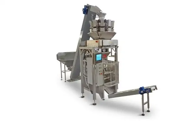 نمای نزدیک از یک دستگاه بسته بندی چهار توزین در حال کار در یک کارخانه مواد غذایی