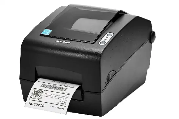 یک دستگاه لیبل پرینتر صنعتی در حال چاپ برچسب برای محصولات در یک کارخانه