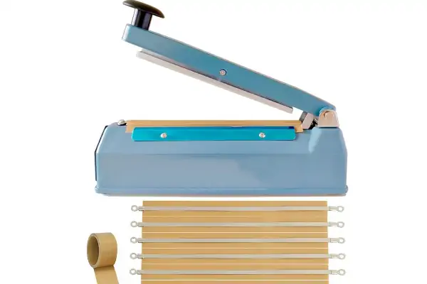 یک دستگاه دوخت پلاستیک ریلی صنعتی در حال بسته‌بندی محصولات در یک کارخانه