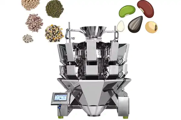 نمای نزدیک از دستگاه بسته بندی توزین دار حبوبات در حال پر کردن بسته های شفاف با نخود