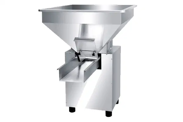 نمای نزدیک از یک فیدر ویبره صنعتی در حال انتقال مواد فله