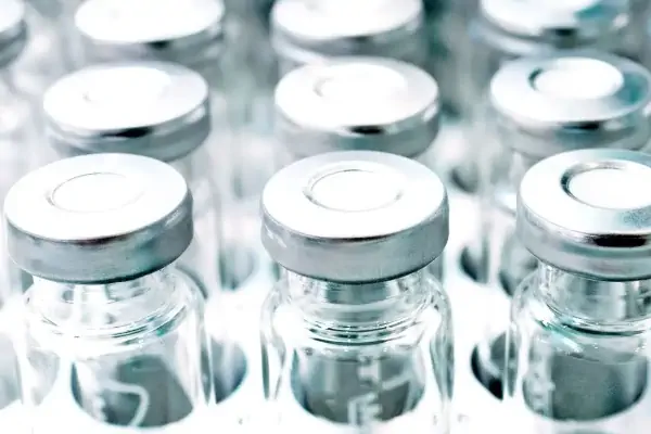 دستگاه خشک کن بطری شیشه ای در یک خط تولید صنعتی در حال کار