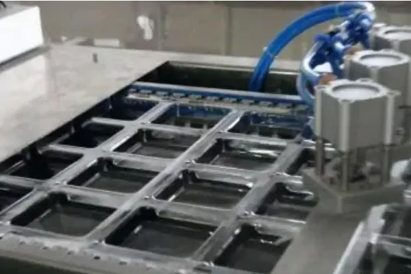 دستگاه فرم فیل سیل در حال بسته‌بندی محصولات در یک خط تولید مدرن