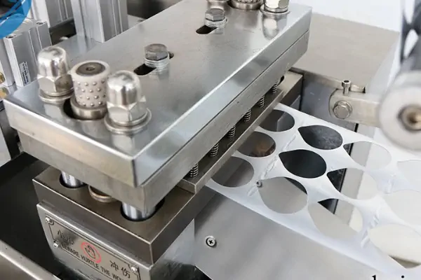 دستگاه بسته بندی لبنیات تمام اتوماتیک در حال پر کردن و سیل کردن ظروف ماست