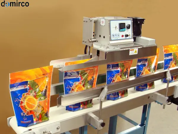 دستگاه دوخت حرارتی صنعتی در حال کار برای بسته‌بندی محصولات