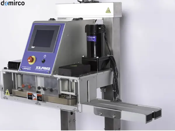 یک دستگاه دوخت پلاستیک صنعتی ریلی در حال بسته‌بندی محصولات در یک خط تولید.