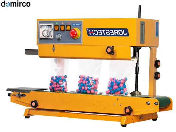 دستگاه دوخت پلاستیک ریلی در حال بسته‌بندی پاکت‌های پلاستیکی در یک خط تولید صنعتی