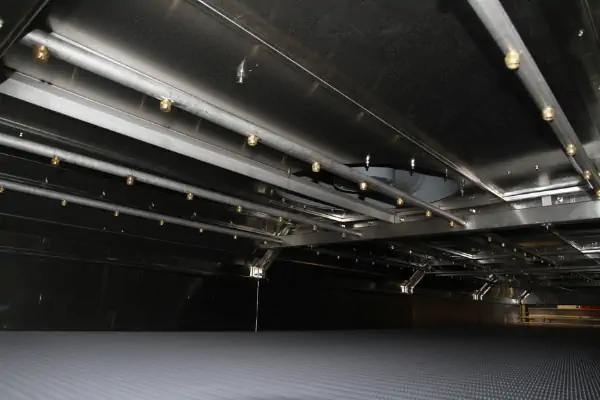 نمای داخلی یک تونل سرد کن صنعتی با نوار نقاله در حال حرکت