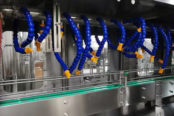 دستگاه خشک کن گریز از مرکز بطری در حال خشک کردن بطری‌های نوشیدنی در خط تولید صنعتی