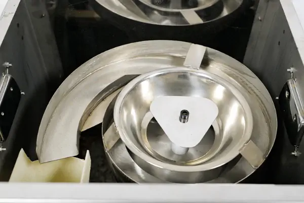 اپراتور در حال تنظیم و رفع خطای یک دستگاه بسته بندی توزین دار صنعتی پیشرفته