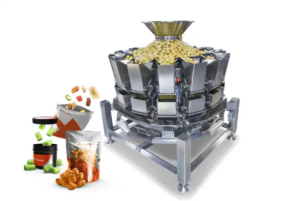 نمای نزدیک از یک دستگاه بسته بندی توزین دار صنعتی در حال پر کردن پاکت‌های حبوبات