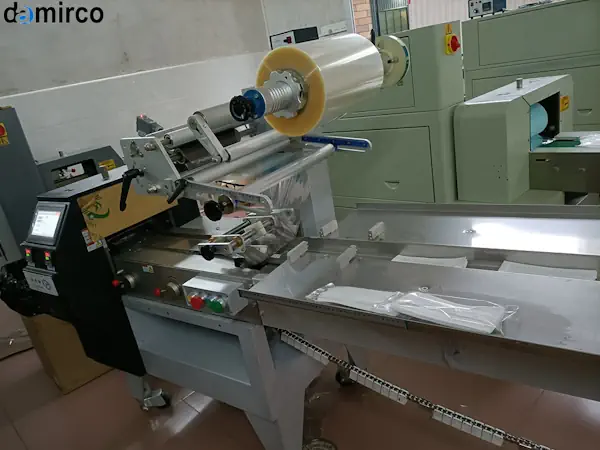 نمای نزدیک از عملکرد و نحوه کار دستگاه بسته بندی پیلو پک صنعتی