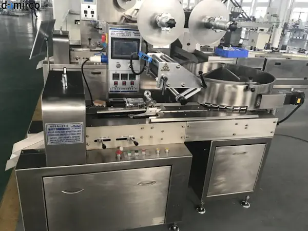 دستگاه بسته بندی پیلو پک در حال کار در یک کارخانه مواد غذایی