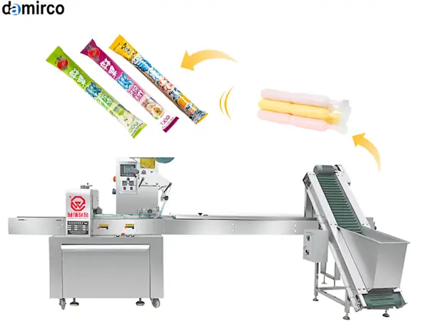 نمای نزدیک از دستگاه بسته بندی پیلو پک در حال بسته بندی کلوچه