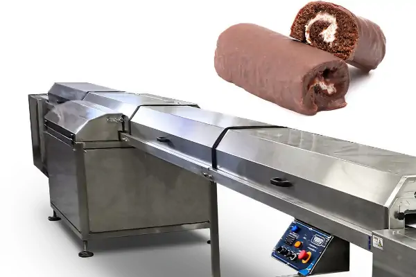 یک تونل سرد کن صنعتی استیل با نوار نقاله در حال خنک کردن محصولات غذایی