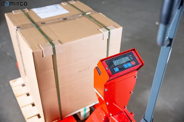 یک جک پالت باسکول دار صنعتی در حال وزن کردن دقیق یک پالت چوبی در محیط انبار