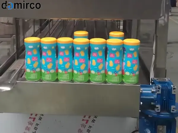 نمایی از یک دستگاه لیبل شیرینگ پیشرفته در حال کار بر روی بطری‌های نوشیدنی در یک کارخانه مواد غذایی.