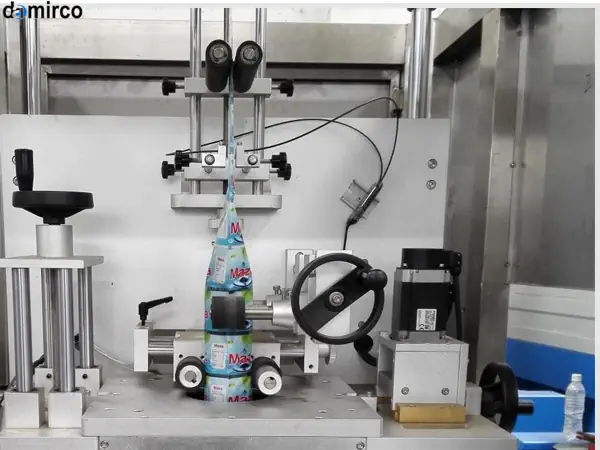 دستگاه لیبل شیرینگ تمام اتوماتیک در حال کار بر روی خط تولید بطری‌های نوشیدنی