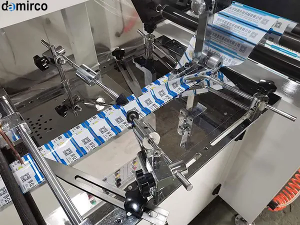 بطری‌های محصولات مختلف با لیبل شیرینگ رنگارنگ و جذاب که مزایای برندینگ را نشان می‌دهد