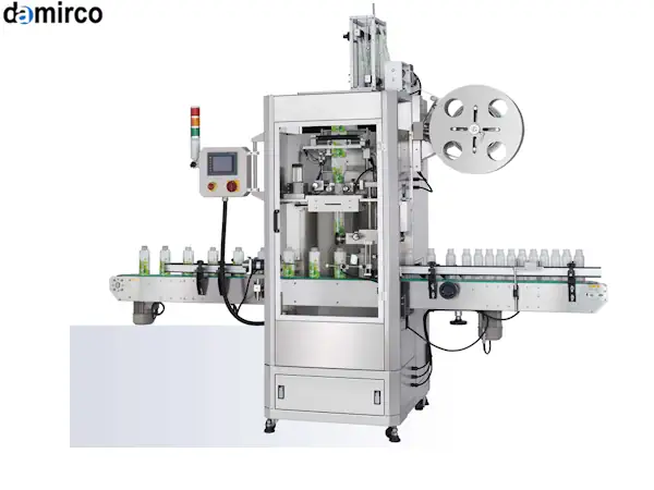 دستگاه لیبل شیرینگ در حال الصاق لیبل روی بطری های نوشیدنی در یک خط تولید صنعتی