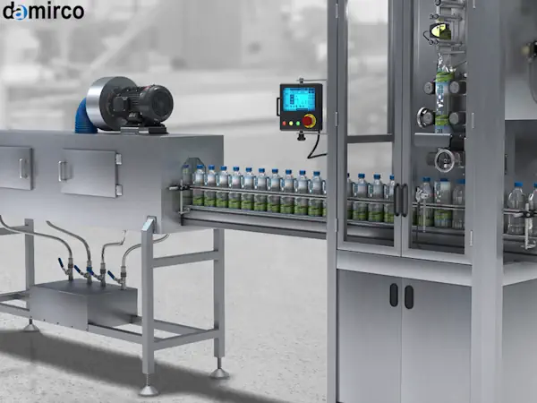 تصویر یک دستگاه لیبل شیرینگ اتوماتیک در حال لیبل زدن بطری‌های نوشابه در یک خط تولید صنعتی