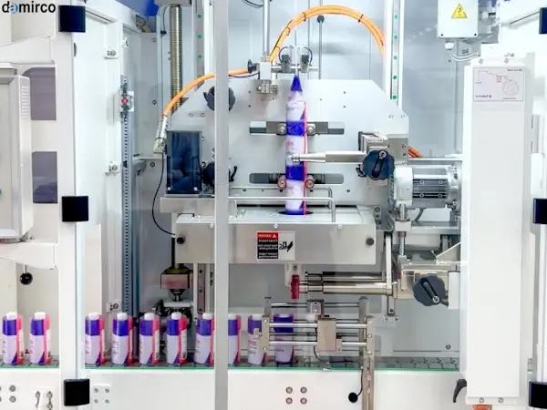 مقایسه بصری یک بطری با لیبل شیرینگ ۳۶۰ درجه و یک ظرف با لیبل پشت چسب دار