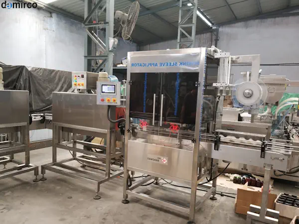 رول های فیلم شیرینگ PVC و PET آماده برای استفاده در دستگاه بسته بندی