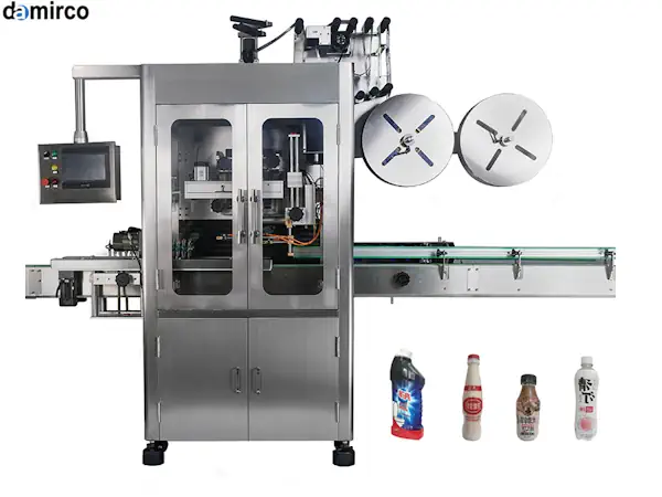 یک دستگاه لیبل شیرینگ دست دوم در حال کار در یک کارخانه تولید نوشیدنی