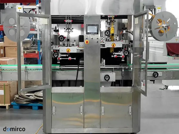 تصویر مقایسه دستگاه لیبل شیرینگ بخار در کنار تونل حرارتی برای بسته بندی محصولات