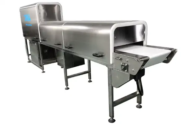 یک دستگاه تونل سرد کن کوچک در یک کارگاه تولیدی شکلات