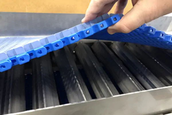 یک دستگاه انتقال دهنده ویبره دست دوم در یک خط تولید صنعتی