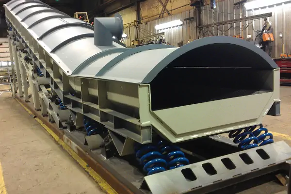 یک تکنسین در حال انجام عملیات تعمیر و نگهداری انتقال دهنده ویبره در یک محیط صنعتی پیشرفته