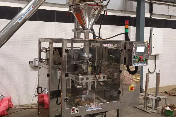 تصویری مقایسه‌ای از مکانیزم عملکرد دستگاه بسته بندی حجمی در کنار دستگاه بسته بندی توزین دار