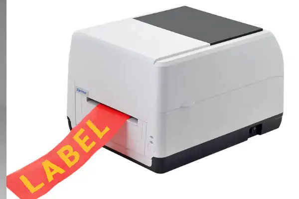 یک فروشنده دیجی‌کالا در حال استفاده از لیبل پرینتر برای چاپ لیبل روی بسته