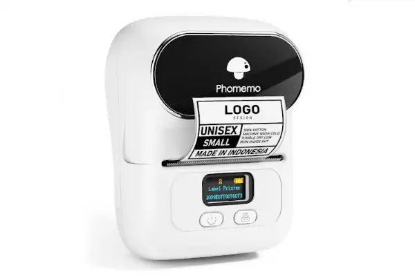 یک کارمند انبار در حال استفاده از لیبل پرینتر قابل حمل برای چاپ بارکد روی یک بسته