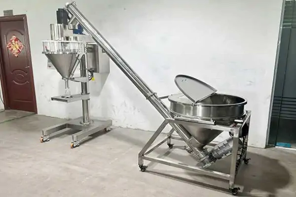 نمای نزدیک از یک دستگاه پرکن پودری نیمه اتوماتیک در حال پر کردن یک کیسه پلاستیکی با پودر سفید