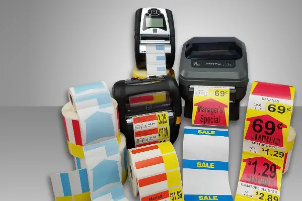 یک دستگاه لیبل پرینتر فروشگاهی سفیدرنگ در حال چاپ یک برچسب بارکد برای محصول.