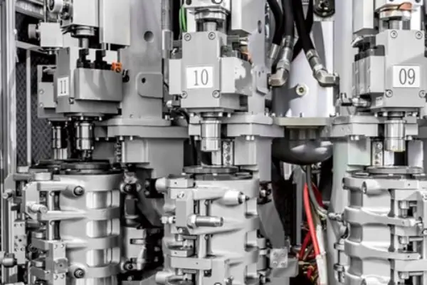 دستگاه بادکن پت مدرن ساخت ایران در یک کارخانه تولید بطری