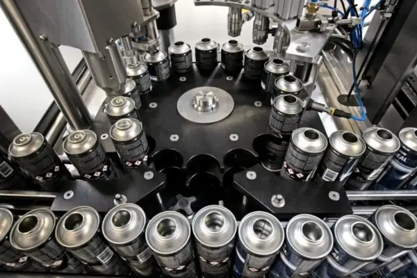 تصویر یک خط تولید کامل و اتوماتیک دستگاه اسپری پرکن ساخته شده توسط یک سازنده معتبر ایرانی