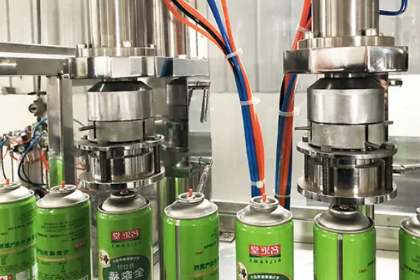 تصویر یک دستگاه پرکن اسپری بدن اتوماتیک در حال کار در یک کارخانه تولیدی