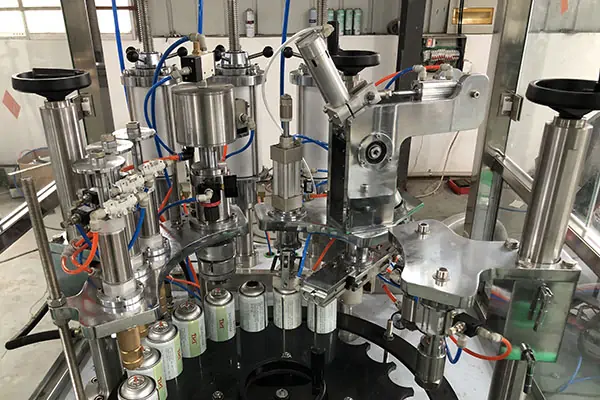 تصویر یک خط تولید مجهز به دستگاه اسپری پرکن اتوماتیک صنعتی