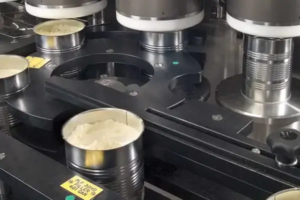 دستگاه پرکن پودری قوطی در حال پر کردن قوطی های فلزی